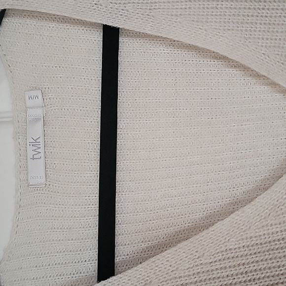 Beige V-neck oversized sweater - Picture 2 of 3